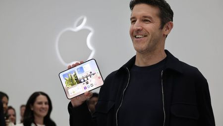 Từ kỹ sư phần cứng đến CEO Apple: John Ternus ra mắt fan 'nhà Táo' cùng  iPhone Duo