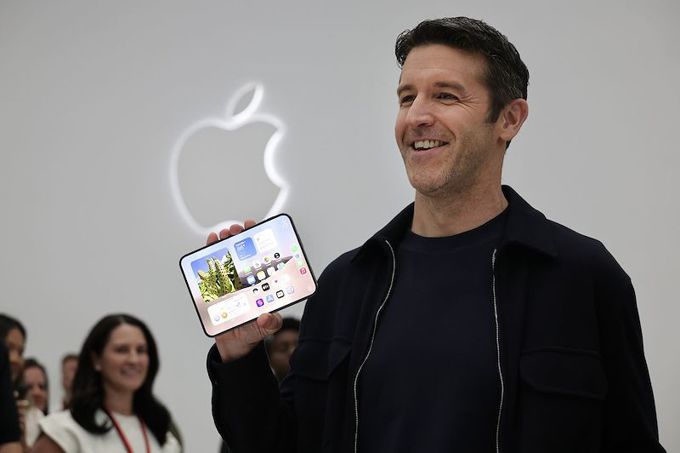 Từ kỹ sư phần cứng đến CEO Apple: John Ternus ra mắt fan 'nhà Táo' cùng  iPhone Duo