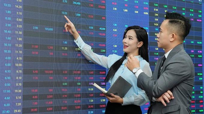 Nhóm chứng khoán nổi sóng, VCI tăng trần, loạt cổ phiếu tăng 4-6%