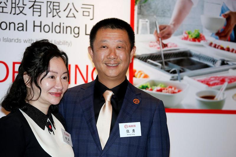 Vợ chồng ông Trương Dũng và bà Thư Bình, những người đồng sáng lập chuỗi lẩu Haidilao (Ảnh: Bloomberg)