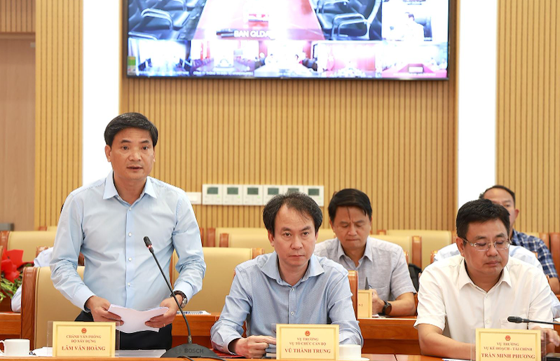 Ông Lâm Văn Hoàng, Chánh Văn phòng Bộ báo cáo tại hội nghị (Ảnh: Cổng Thông tin điện tử Bộ Xây dựng)