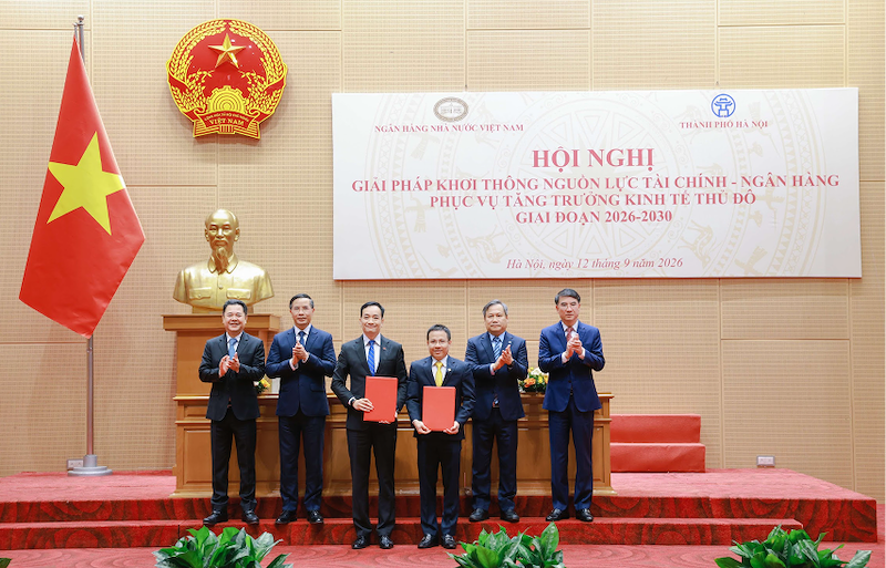 Lãnh đạo Ngân hàng NCB và lãnh đạo Công ty TNHH Đầu tư Hạ tầng và Đô thị Bắc Hà Nội trao Thoả thuận hợp tác toàn diện