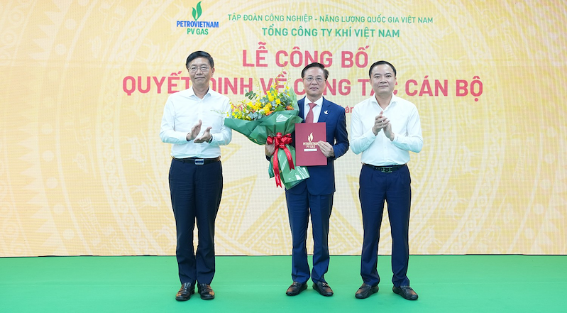 Ông Bùi Minh Tiến (giữa) được bầu giữ chức Chủ tịch HĐQT PV GAS (Ảnh: PV GAS)