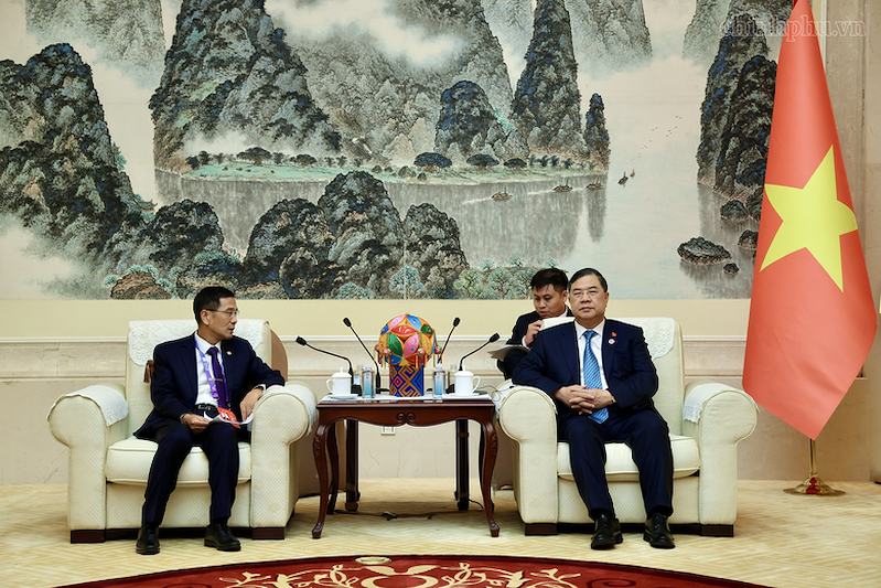 Phó Thủ tướng Thường trực Chính phủ Phạm Gia Túc tiếp ông Yang Yisheng, Phó Tổng Giám đốc CCCC (Ảnh: VGP)