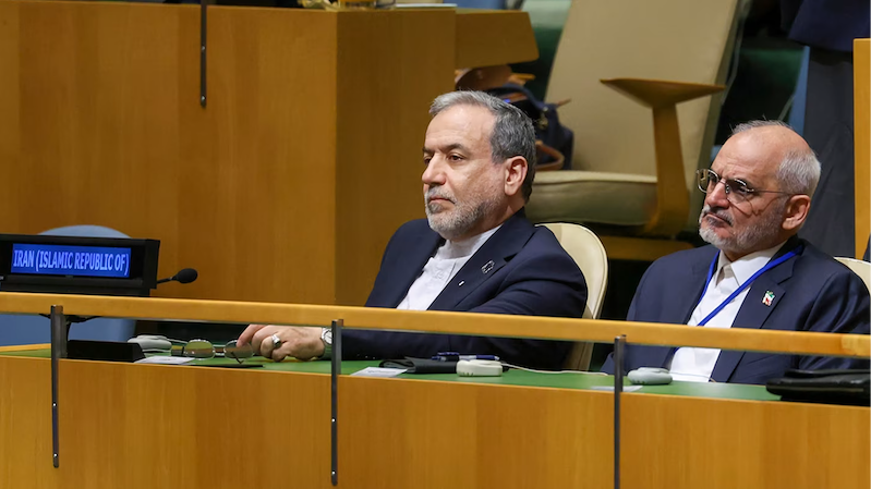 Ngoại trưởng Iran Abbas Araghchi (bên trái) cho biết Tehran Ngoại trưởng Iran Abbas Araghchi (bên trái) cho biết Tehran
