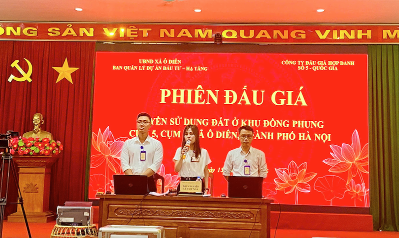Đấu giá viên điều hành Phiên đấu giá (Ảnh:Trang thông tin điện tử xã Ô Diên, thành phố Hà Nội)