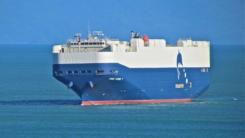 Một tàu chuyên chở ô tô thuộc Toyofuji Shipping