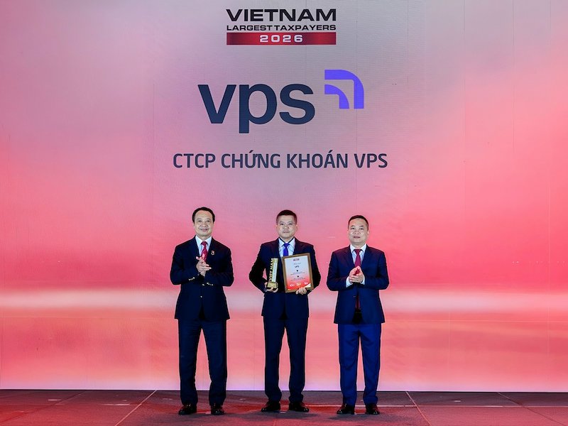 Ông Nguyễn Tuấn Anh – Giám đốc Tài chính Công ty Cổ phần Chứng khoán VPS nhận vinh danh từ ban tổ chức